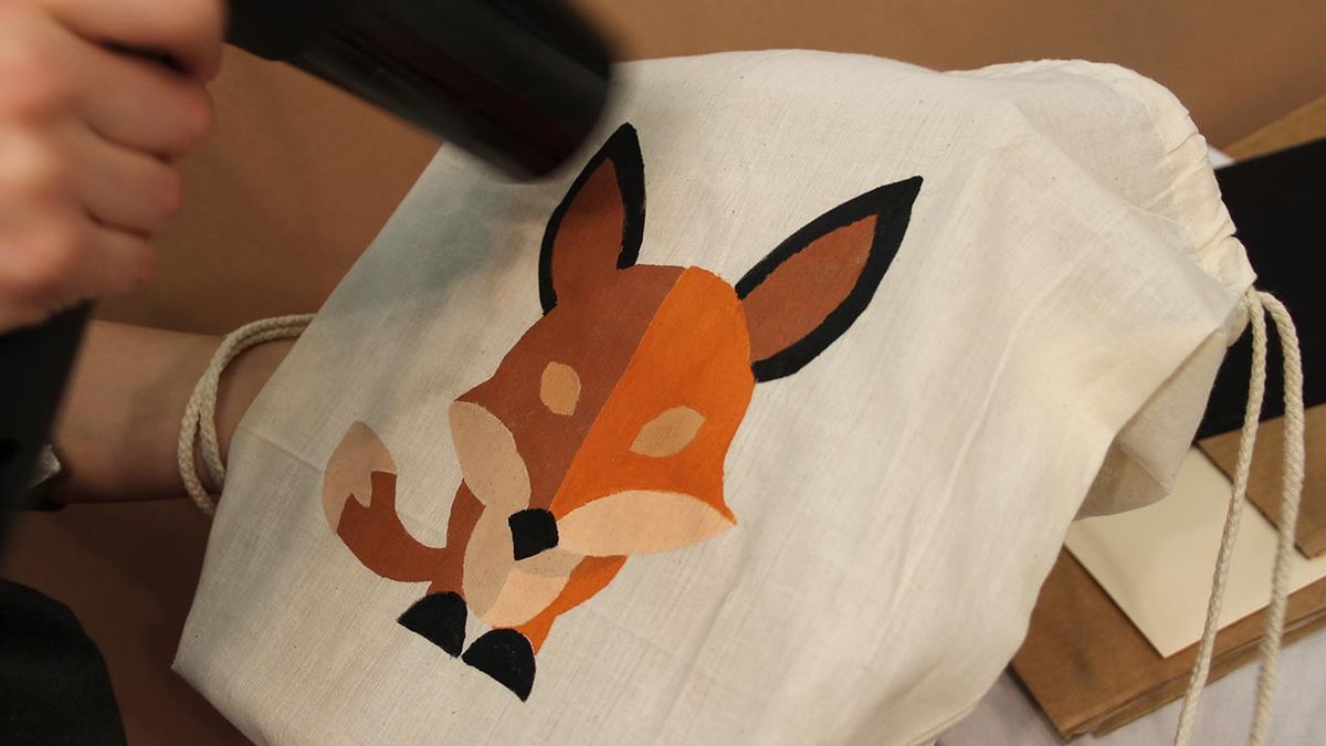 Pintar una mochila de tela paso 10