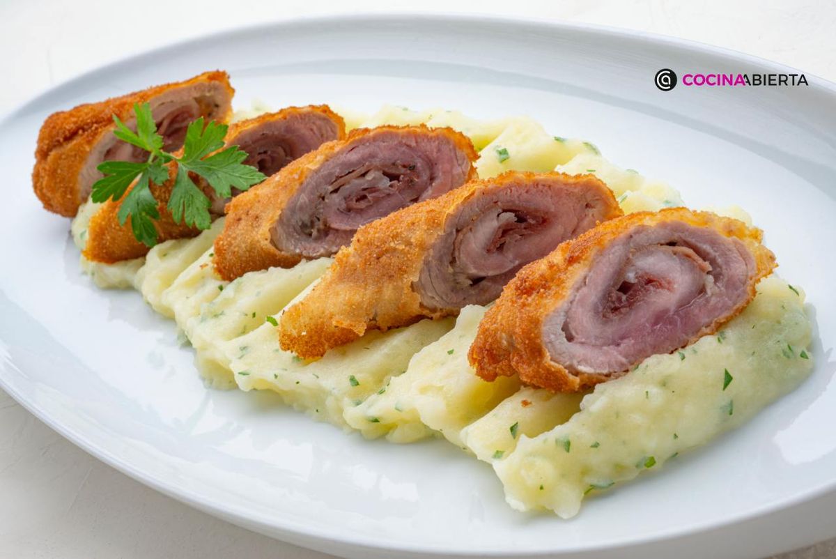Flamenquines rellenos de jamón serrano con puré de patata