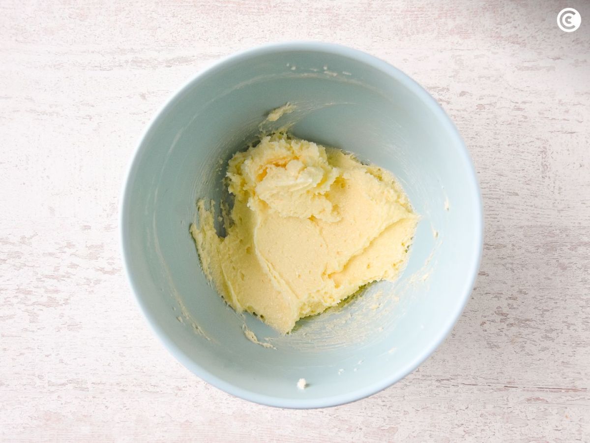 Mezclar la mantequilla con el azúcar para las galletas de maicena