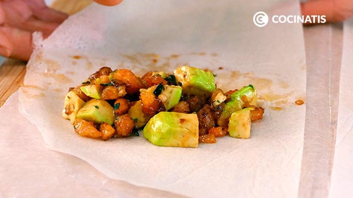 Receta de rollitos de gambas y aguacate  paso 4