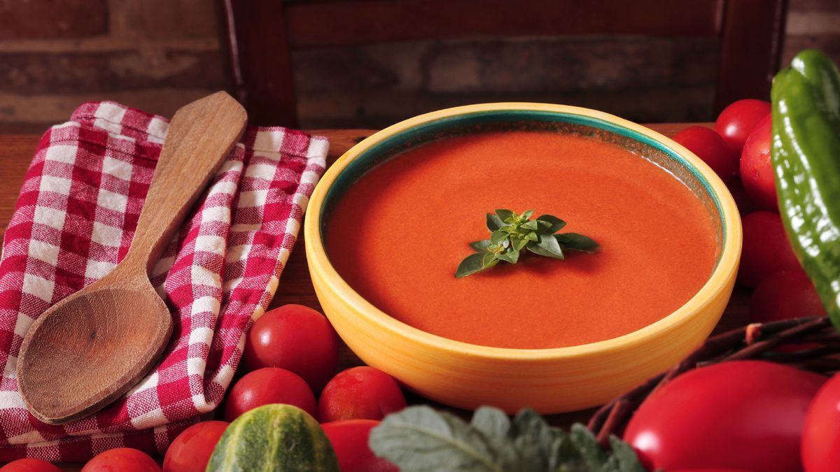Gazpacho clásico que puedes preparar con antelación y congelar para los días más calurosos.