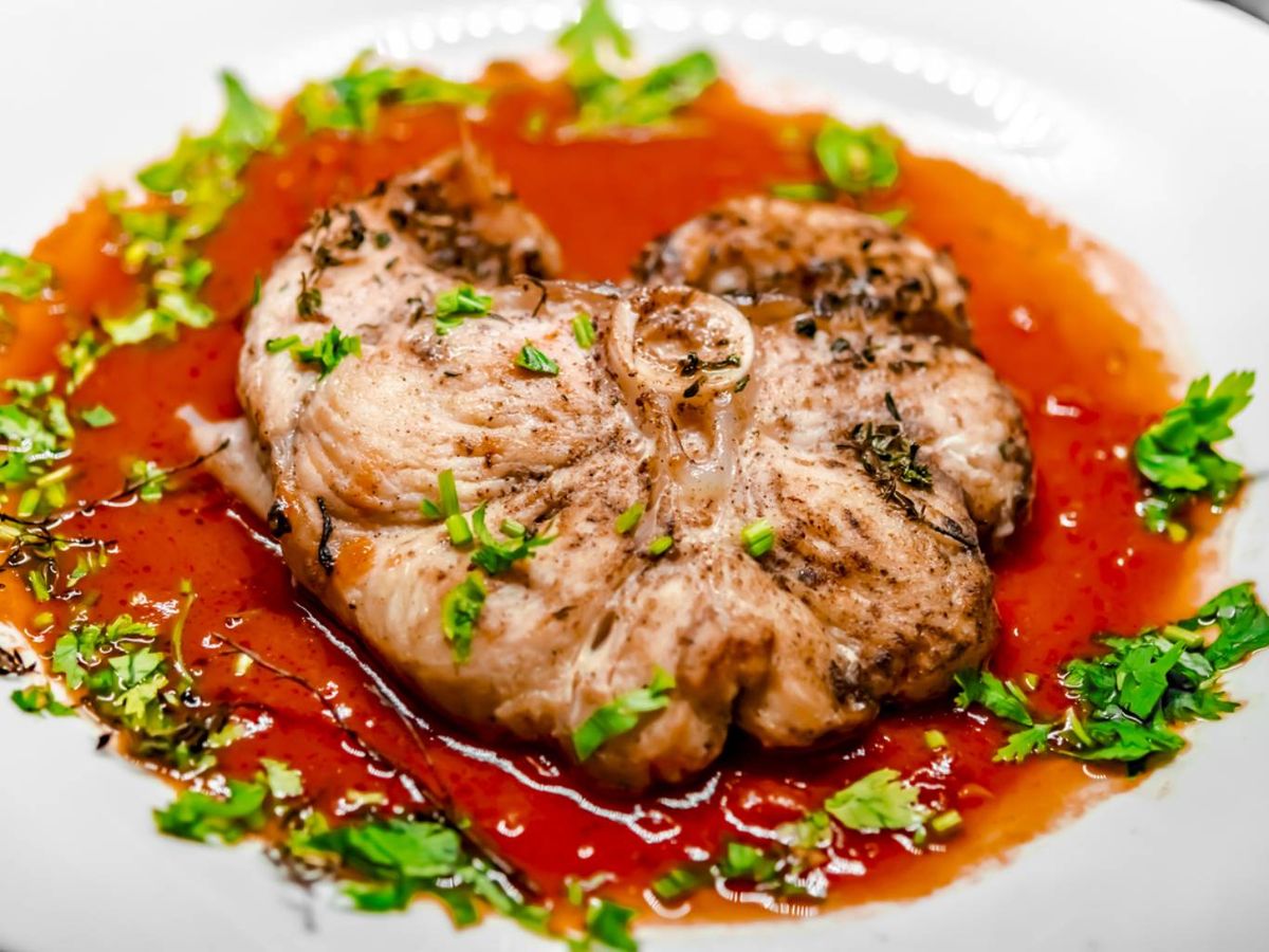 Una rodaja de cazón guisada en salsa: una forma menos conocida pero igualmente sabrosa.