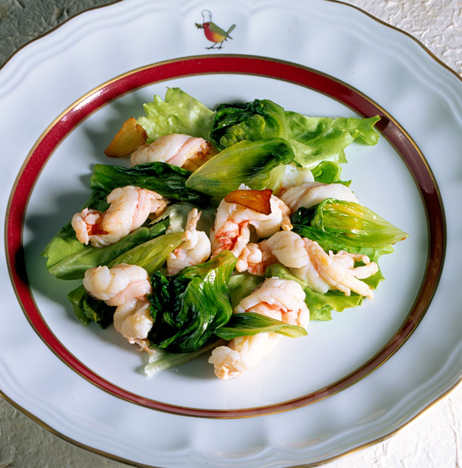 Cigalas salteadas con hojas de lechuga