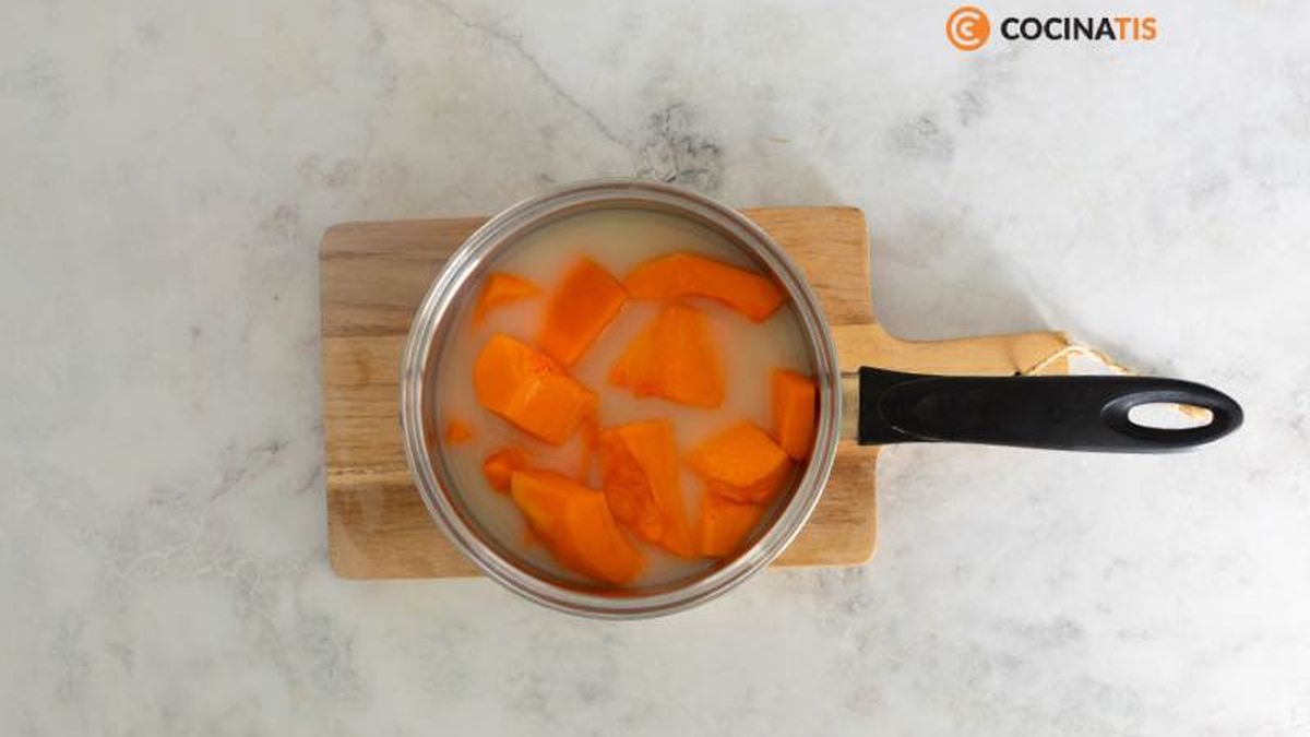 Añade la calabaza en cubos