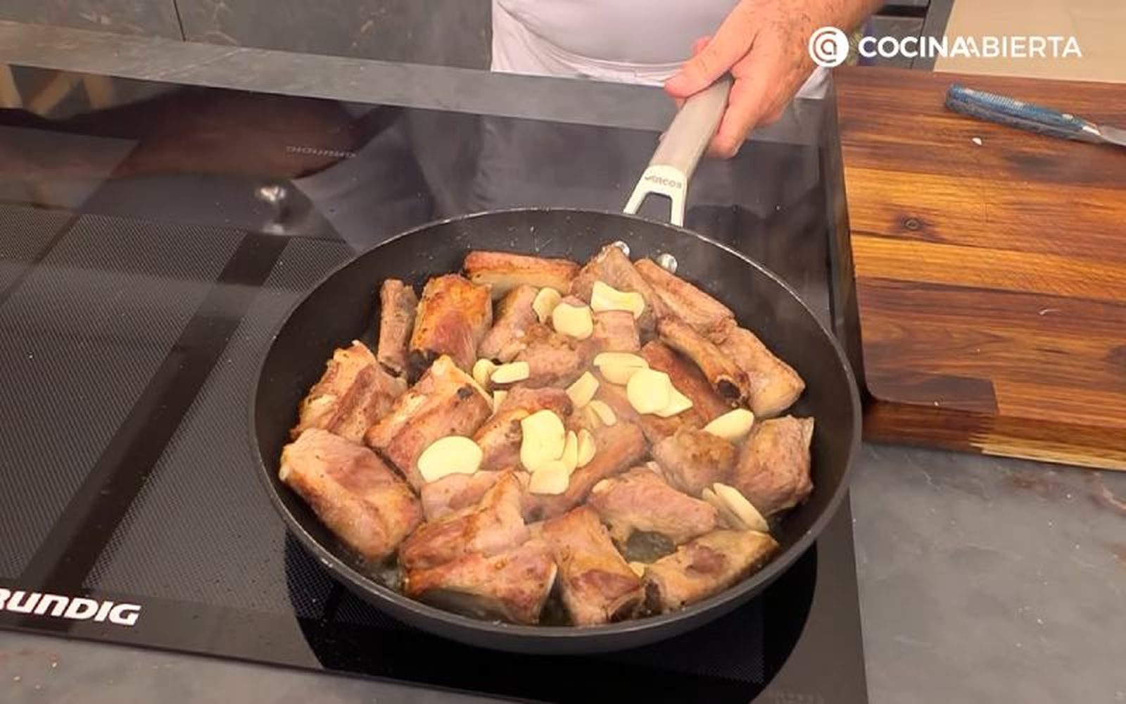 Dora las costillas en aceite, añade y rehoga los ajos Dora las costillas en aceite, añade y rehoga los ajos
