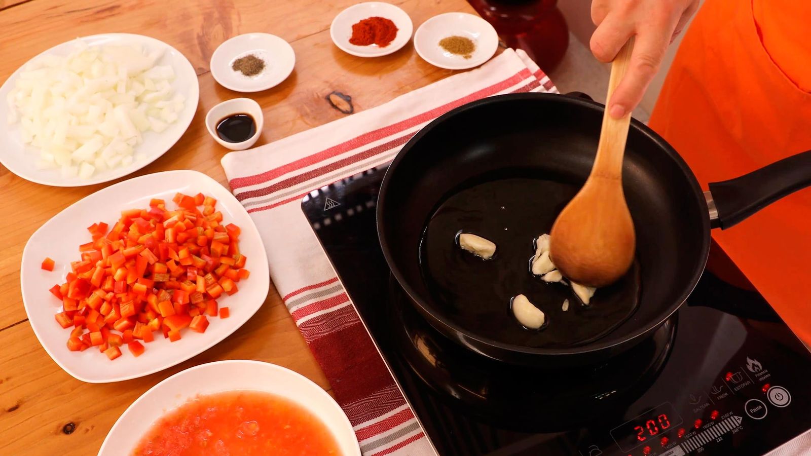 Sofríe las verduras y agrega el tomate rallado Receta de carne mechada estilo venezolano paso 3