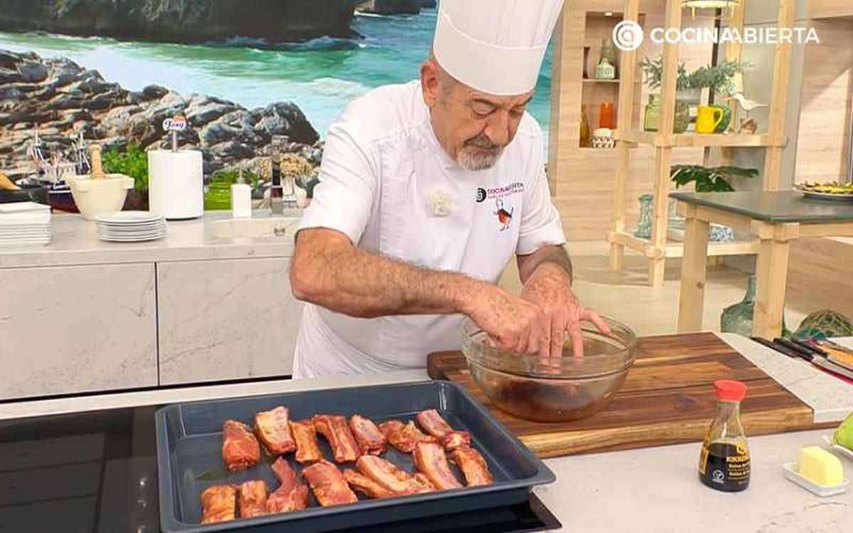 Unta las costillas de cerdo con el adobo de soja y miel