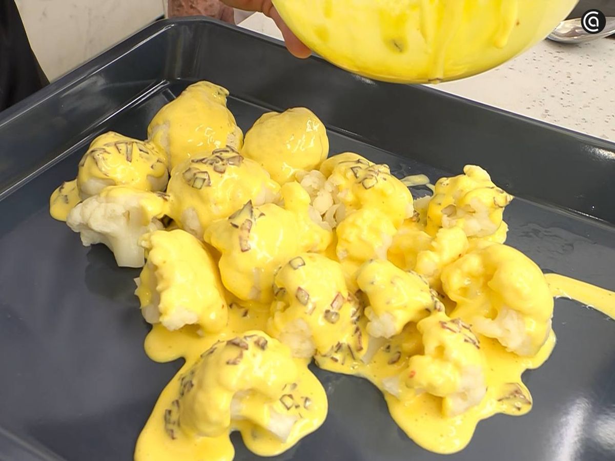 Cubre la coliflor con salsa holandesa de cecina y gratina