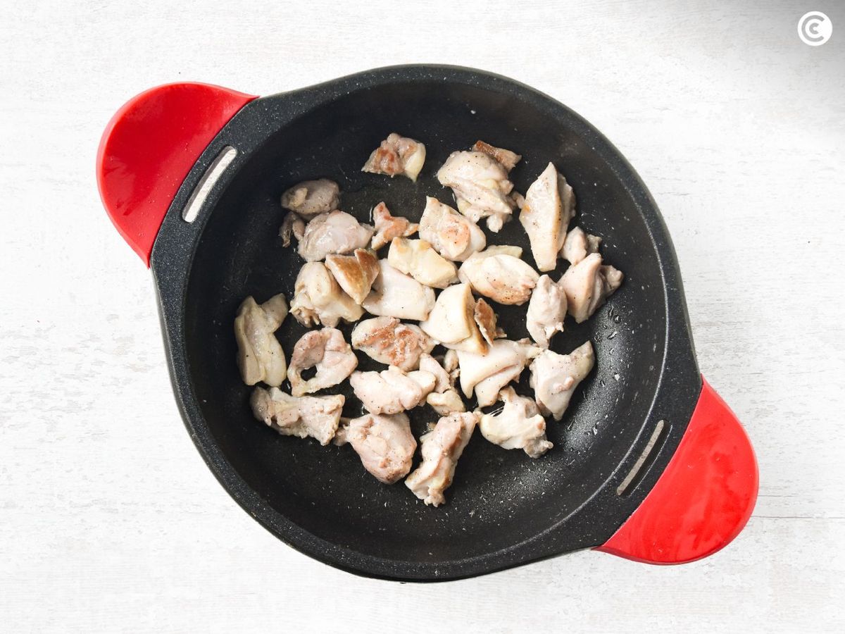Dorar el pollo para el risotto