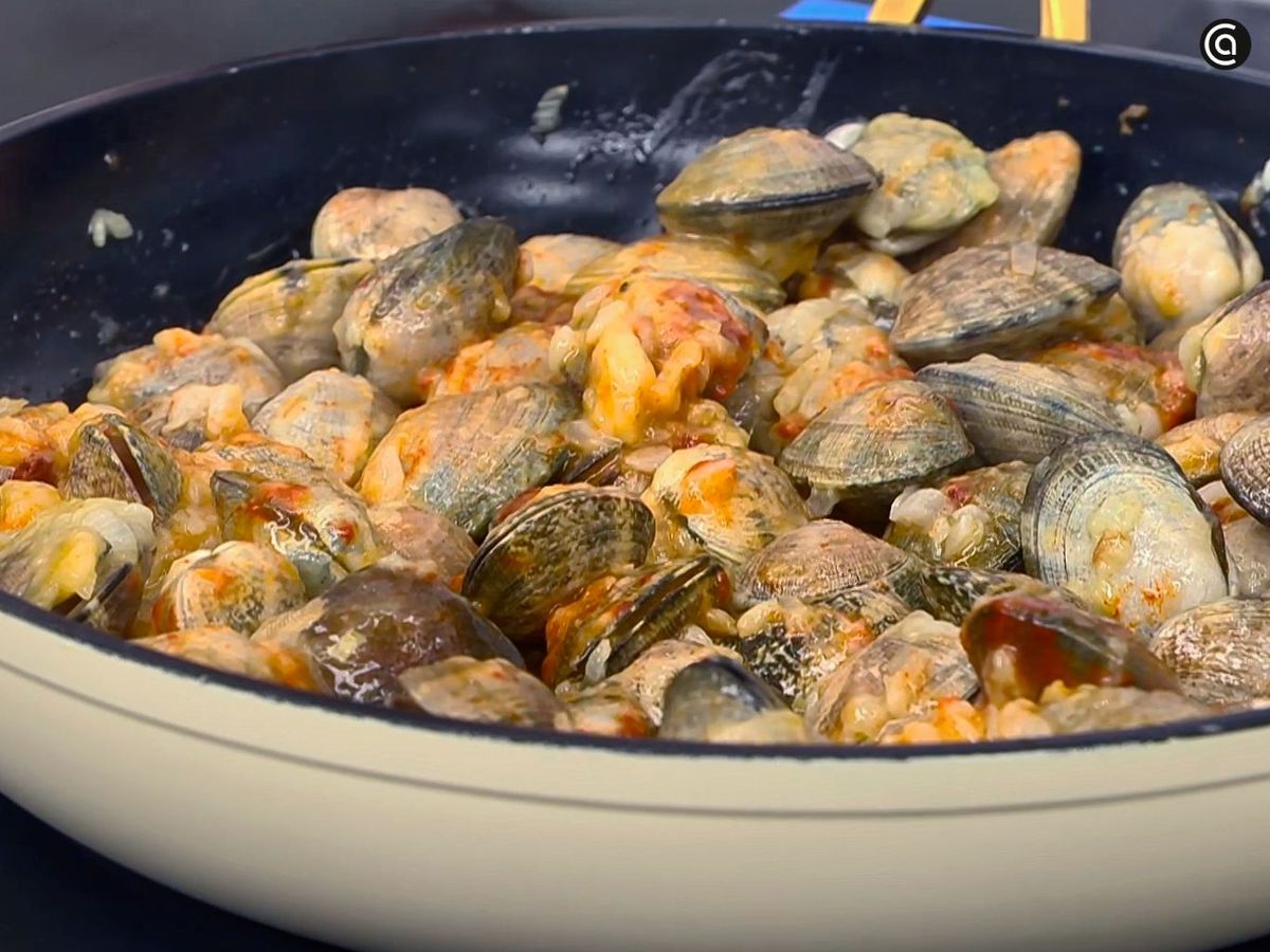 Cocinar las almejas en la salsa de vino y pimentón