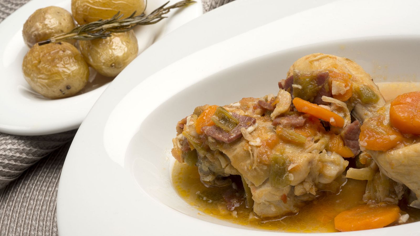Pollo guisado con verduras y patatas asadas