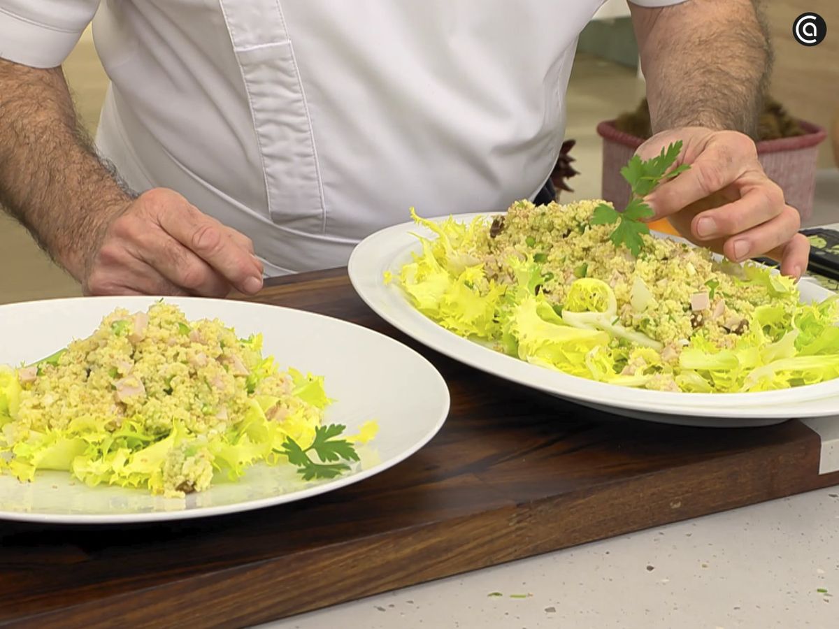 Espolvorea semillas de sésamo sobre la ensalada de escarola y cuscús con pavo