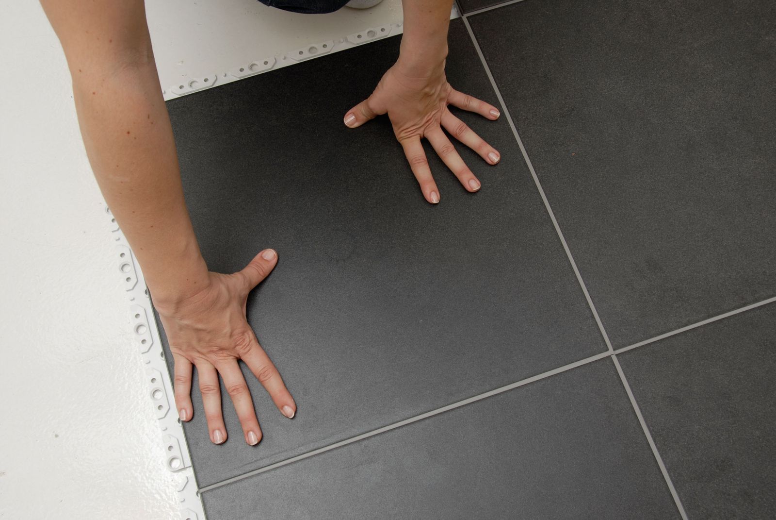 Cómo colocar suelo de cerámica en el salón sin hacer obras paso 3