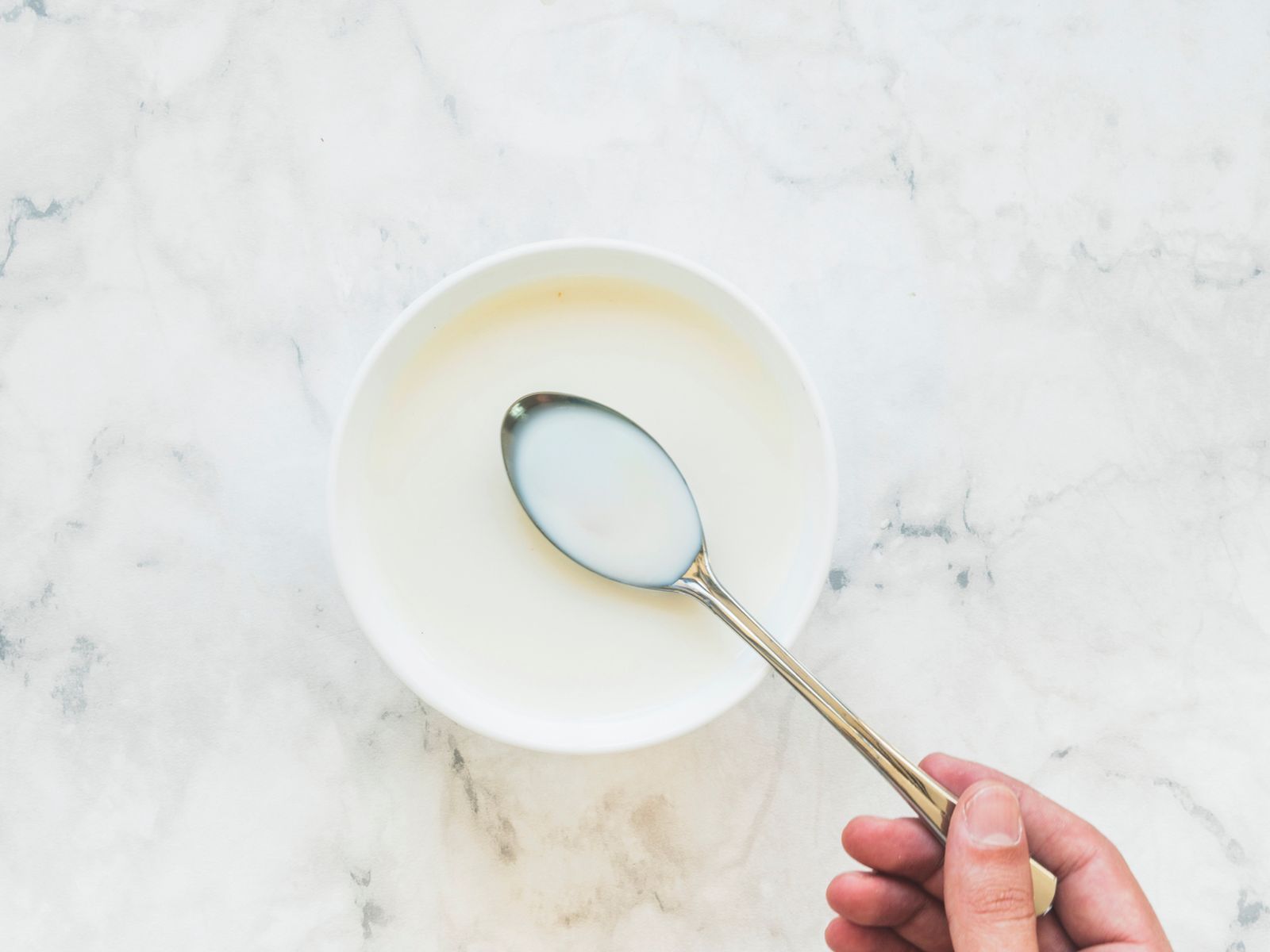 Un truco clásico: aromatizar la leche con anís o lícor para dar un toque especial a la tarta de la abuela.
