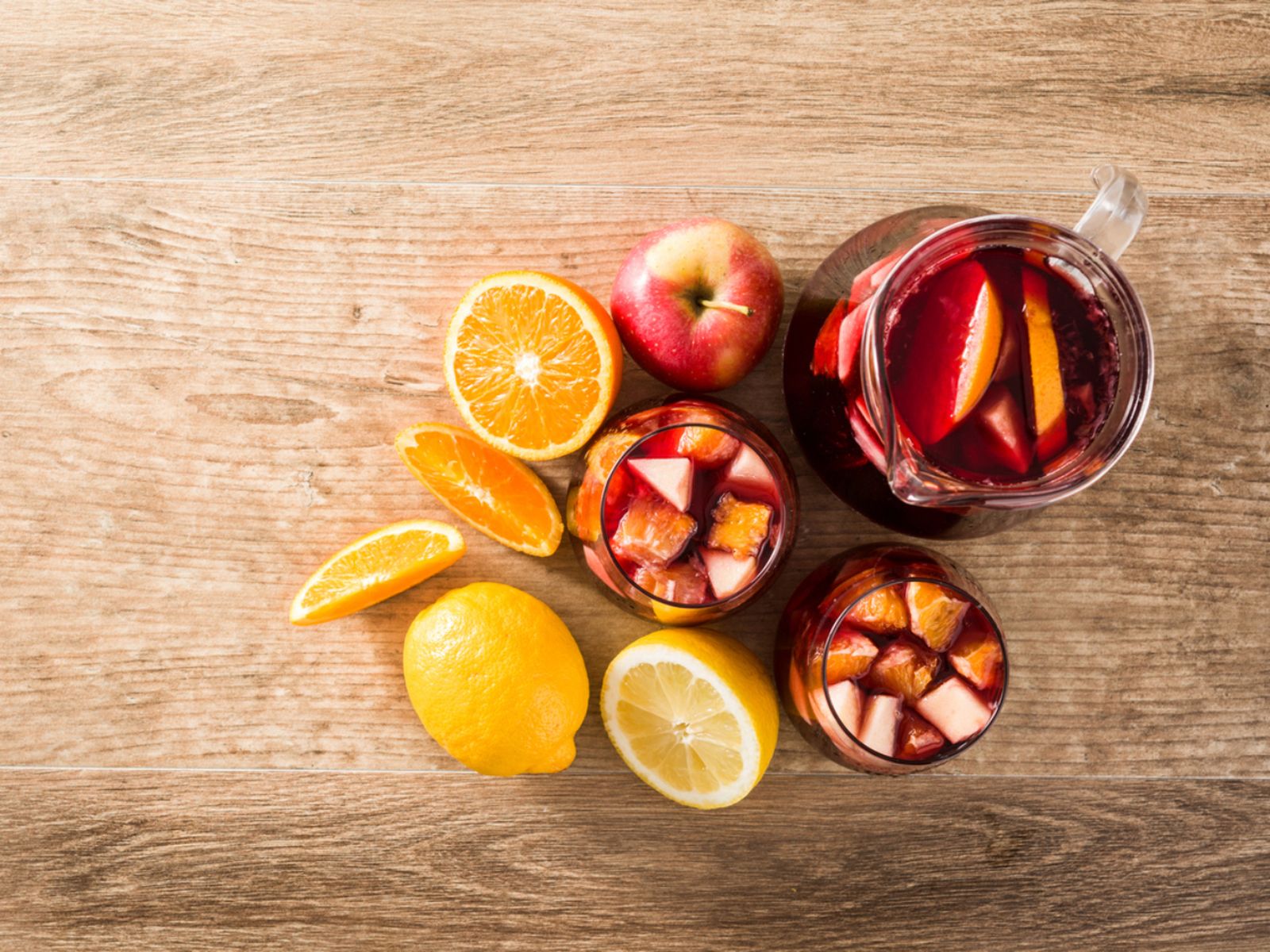 Las frutas protagonistas de cualquier buena sangría (o zurra). Las frutas protagonistas de cualquier buena sangría (o zurra).