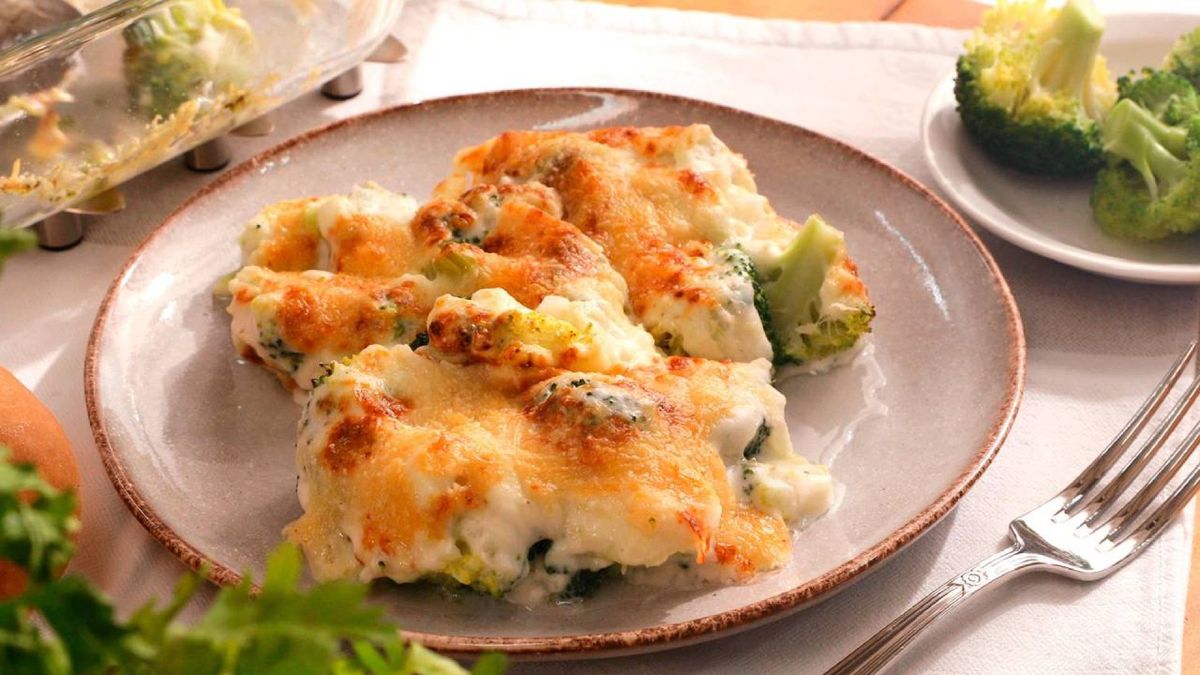 El brócoli gratinado es un delicioso acompañamiento que combina la frescura de las verduras con la cremosidad del queso, perfecto para disfrutar en familia