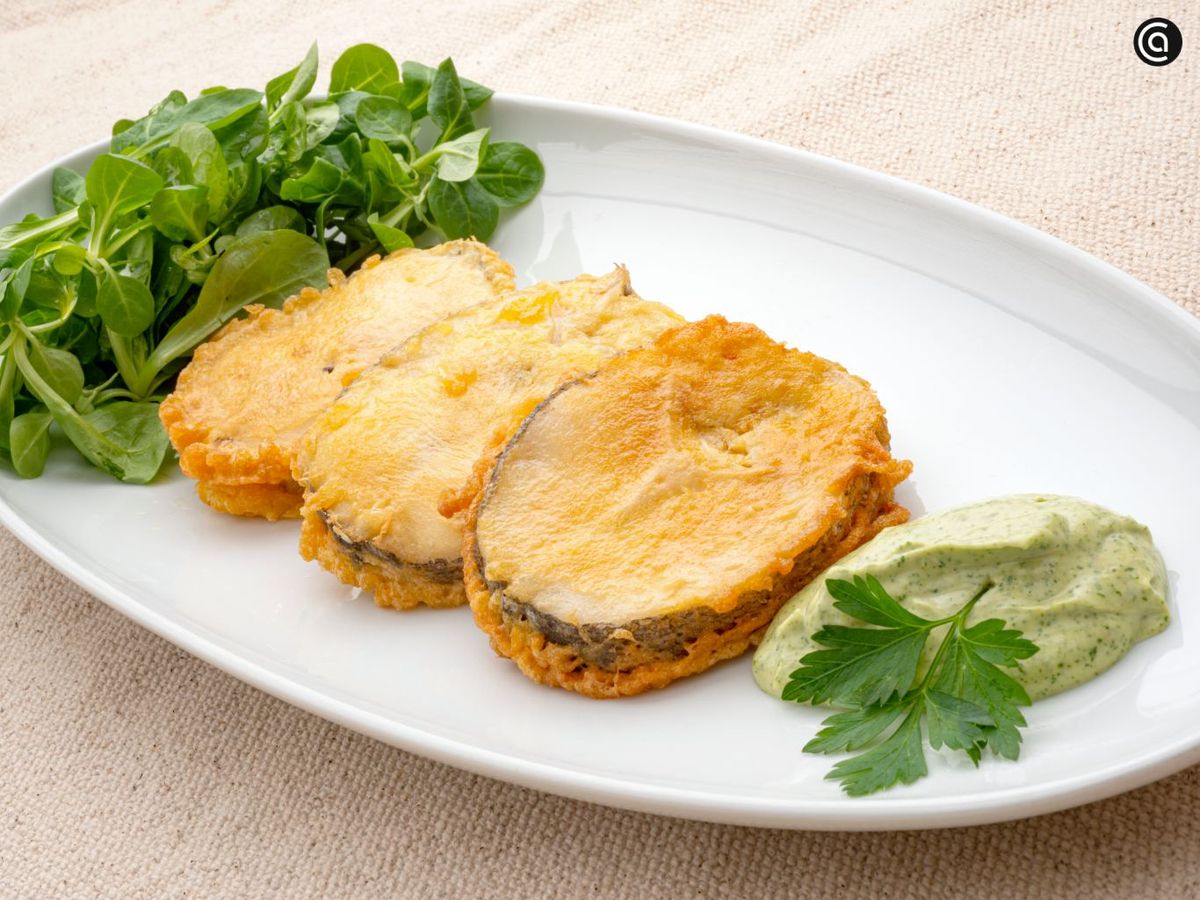 Merluza rebozada con mahonesa verde, receta de Karlos Arguiñano