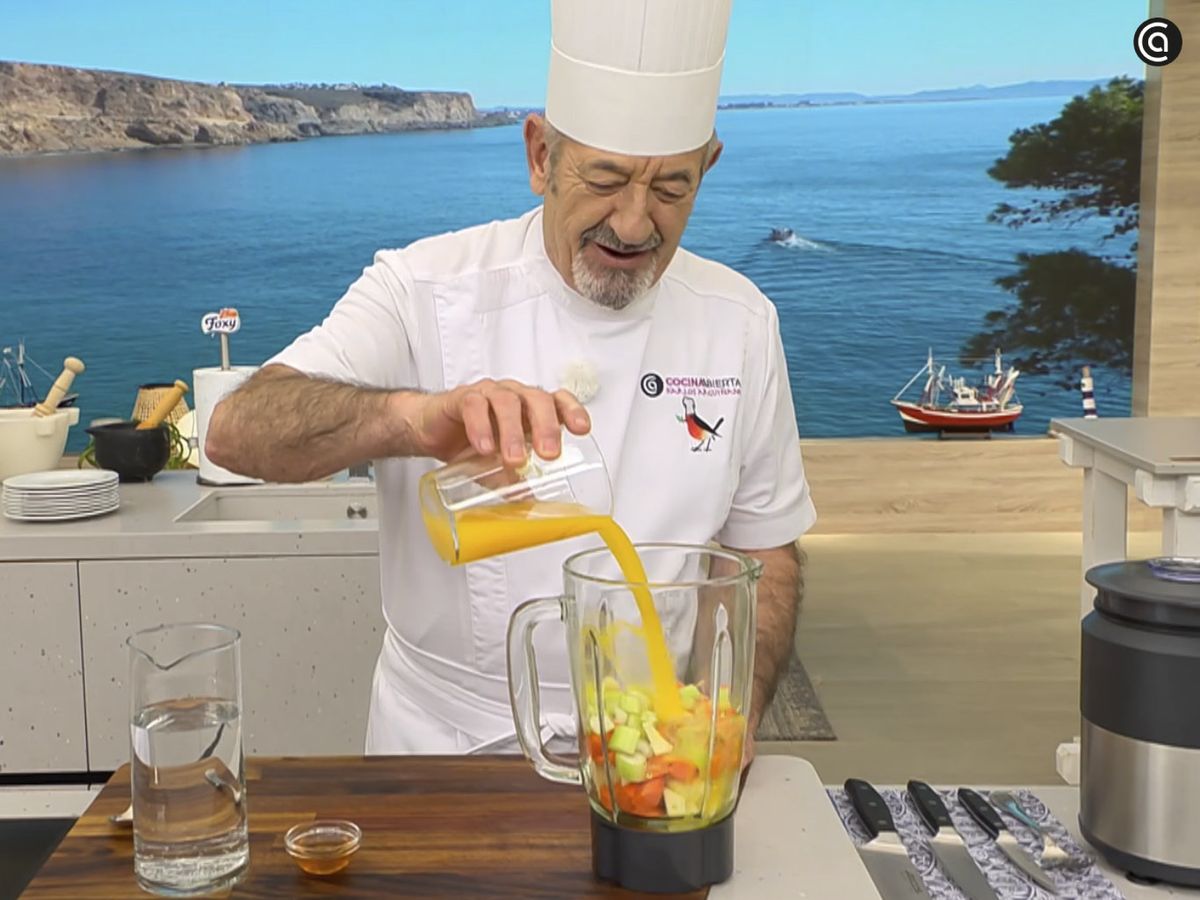 Añade a la batidora la manzana, la zanahoria y el apio troceados, y el zumo de las naranjas