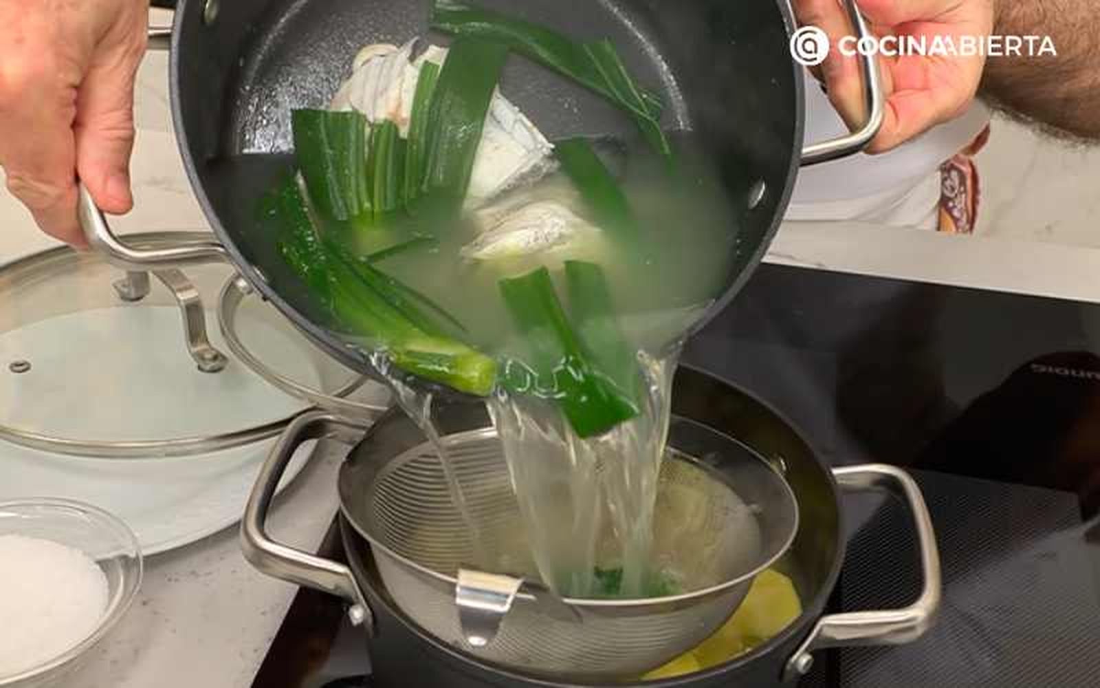 Cuece las patatas con el caldo de pescado Cuece las patatas con el caldo de pescado