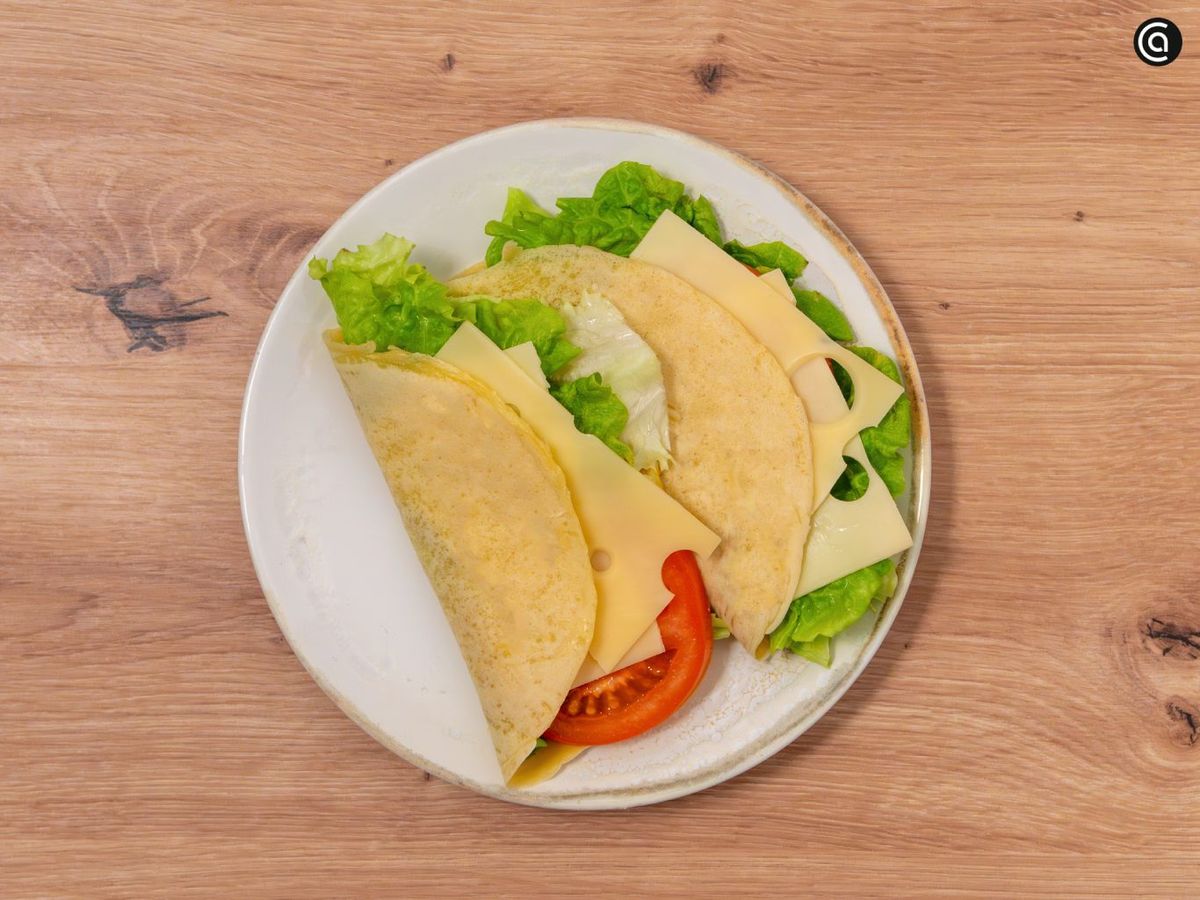 Rellena la crepioca con una loncha de jamón cocido, queso, lechuga y tomate