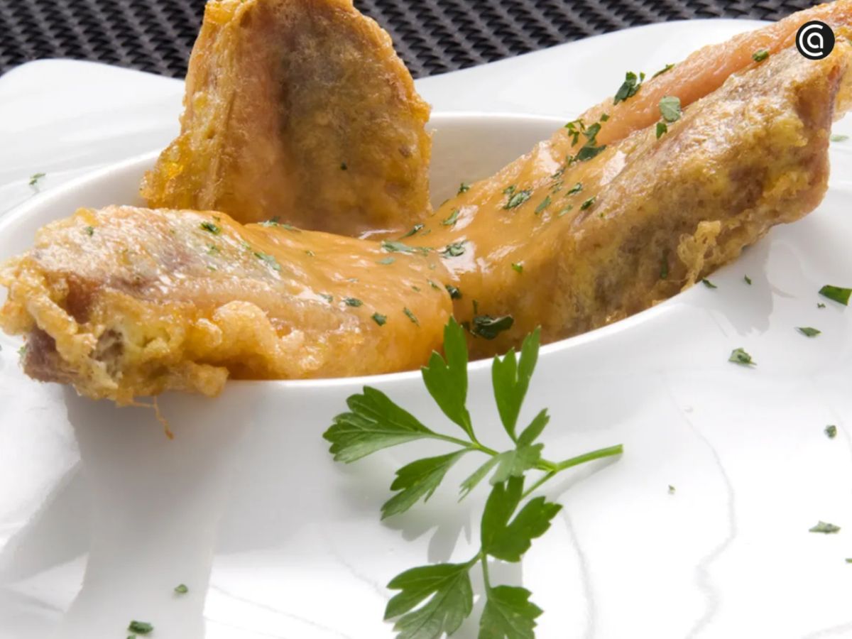 Morros de cerdo rebozados con salsa de cerveza y ensalada fresca.