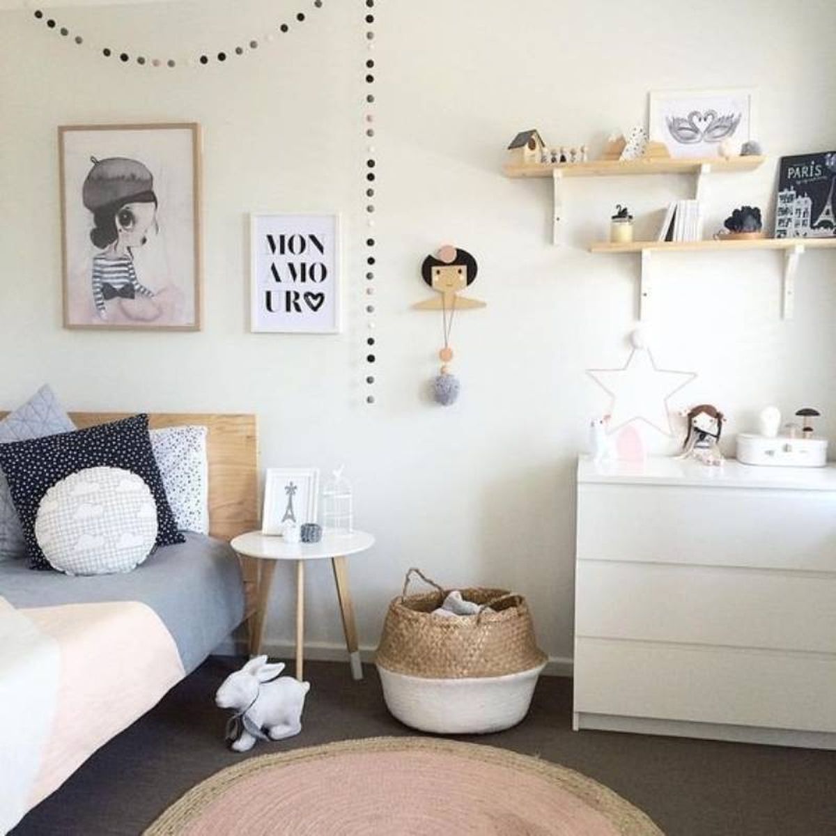 Dormitorio infantil decorado con cestas de mimbre.