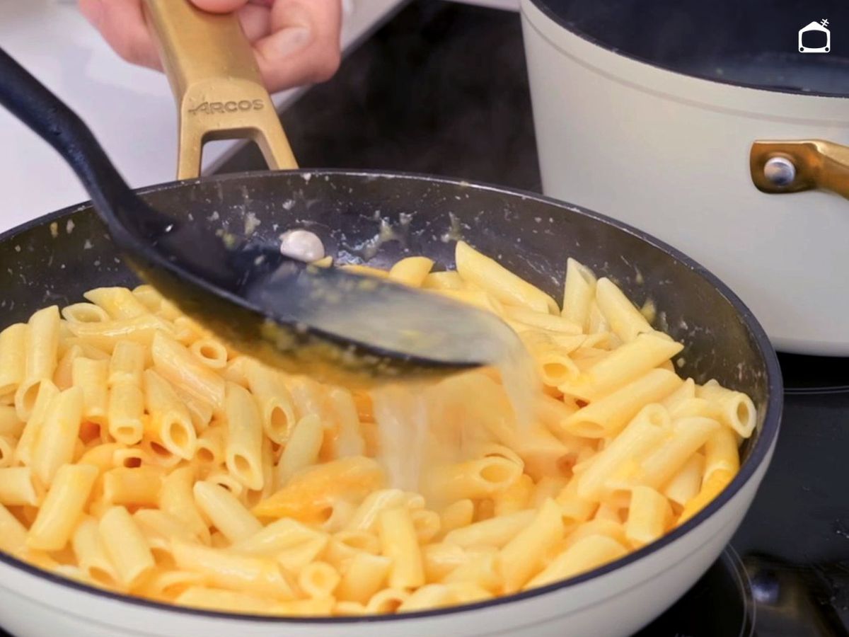Mezclar los macarrones cocidos con la salsa carbonara