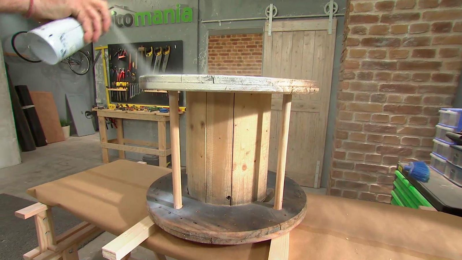 Como hacer una mesa con una bobina paso 4 Como hacer una mesa con una bobina paso 4