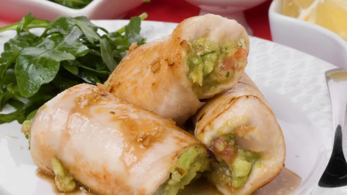 Los rollitos de pollo rellenos de guacamole son una opción ligera y deliciosa.