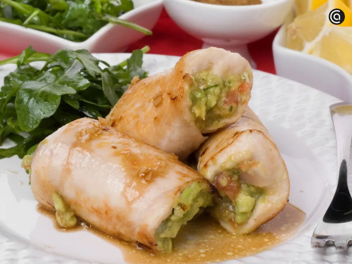 Los rollitos de pollo rellenos de guacamole son una opción ligera y deliciosa.