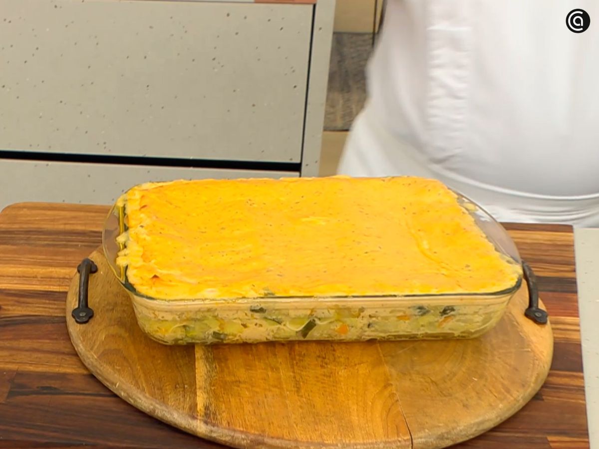 Saca la lasaña del horno y deja que repose para que se asiente antes de cortarla