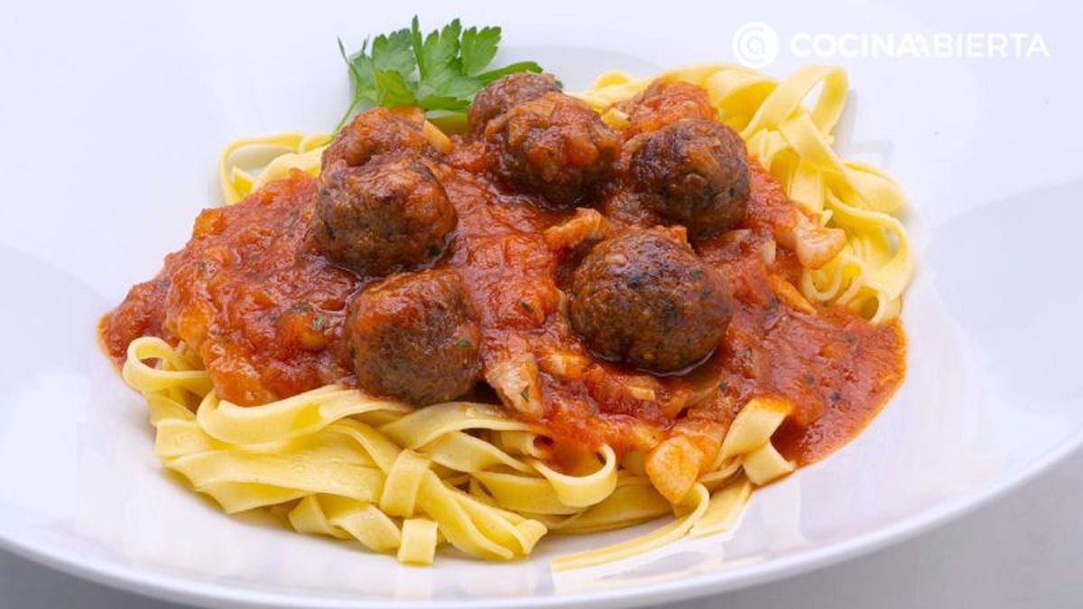 Tallarines con albóndigas