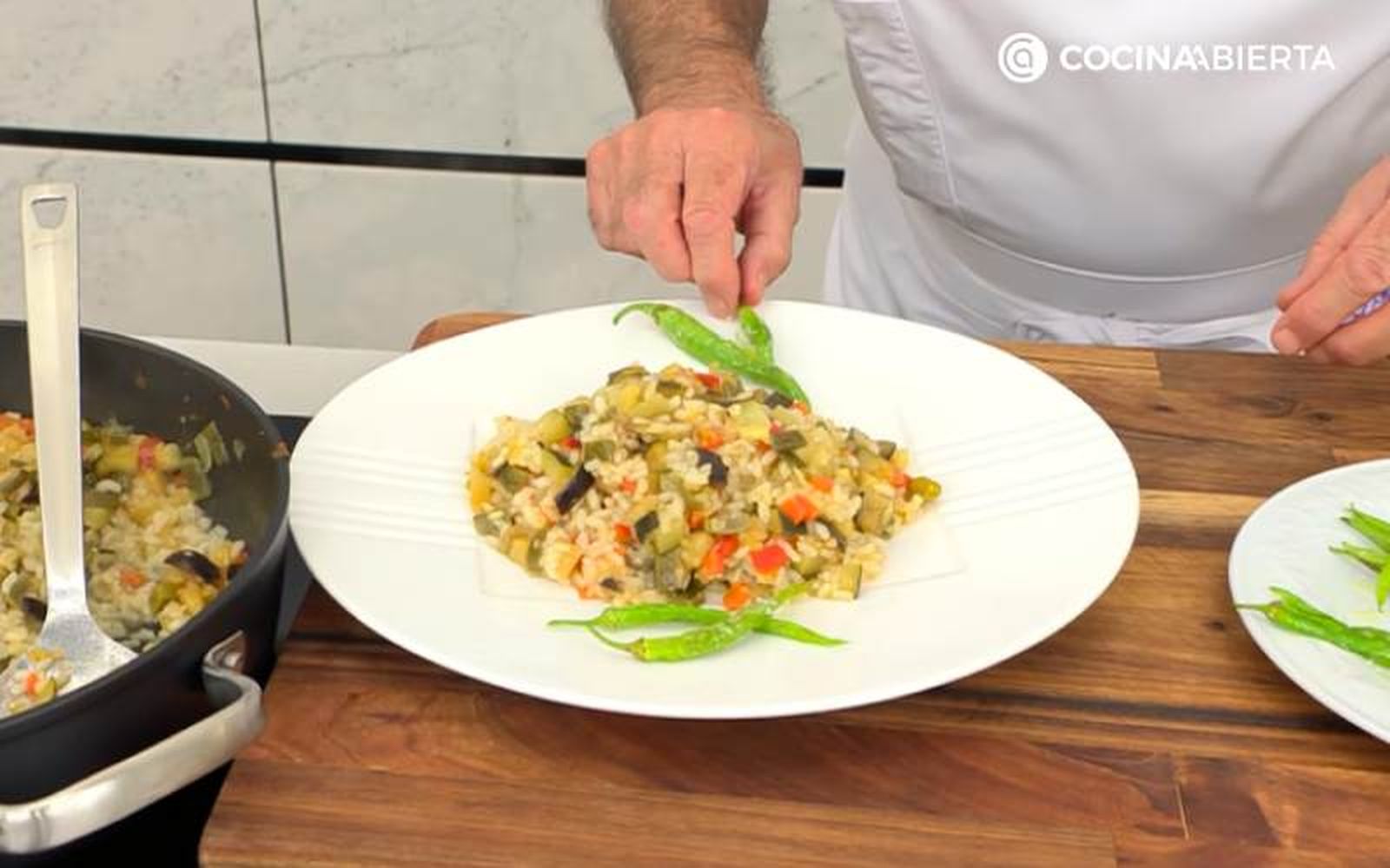 Sirve el arroz con 3 o 4 guindillas fritas Sirve el arroz con 3 o 4 guindillas fritas