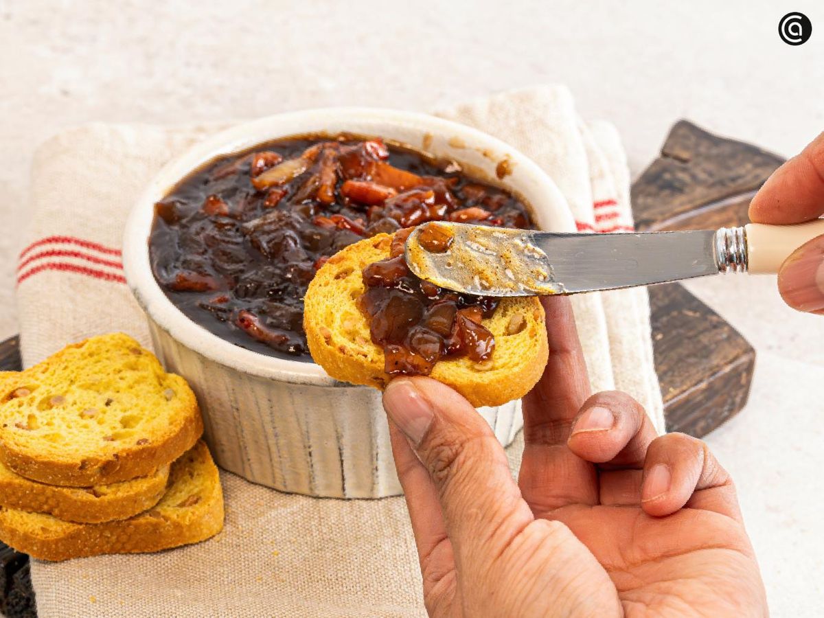 Sirve la mermelada de bacon en un cuenco y disfrútala sobre tostadas