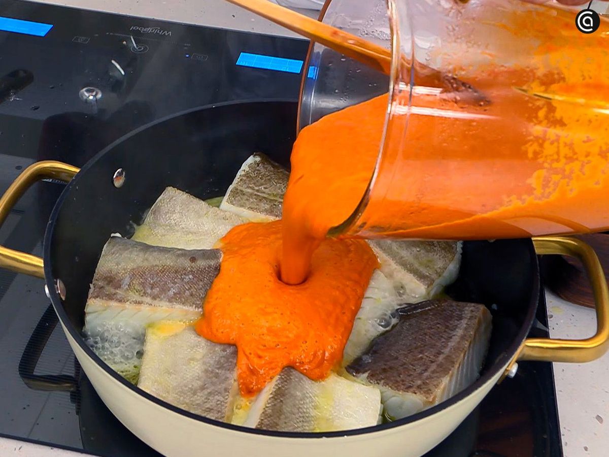 Cocina el bacalao en la salsa de pimiento