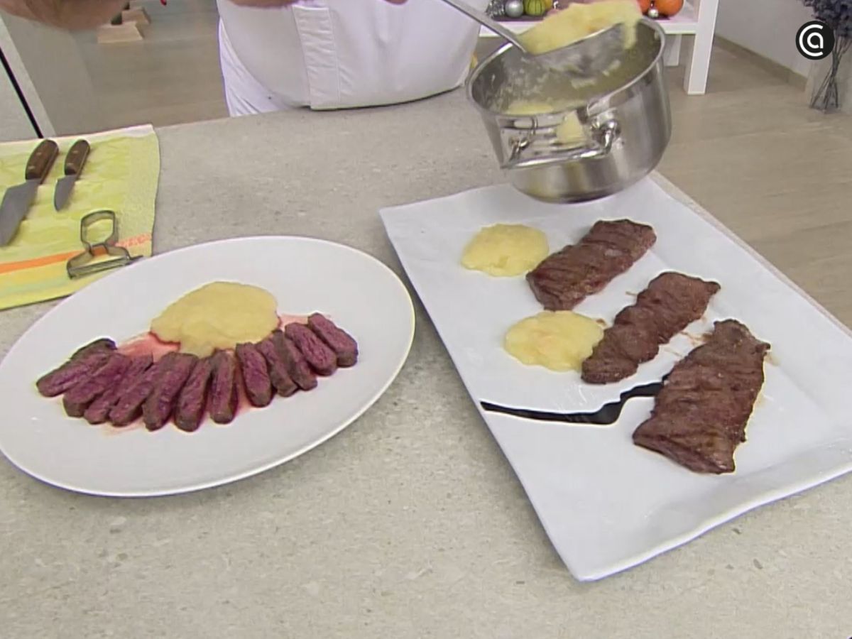 El puré de manzana se sirve caliente como guarnición, ideal para acompañar carnes a la plancha o asadas.