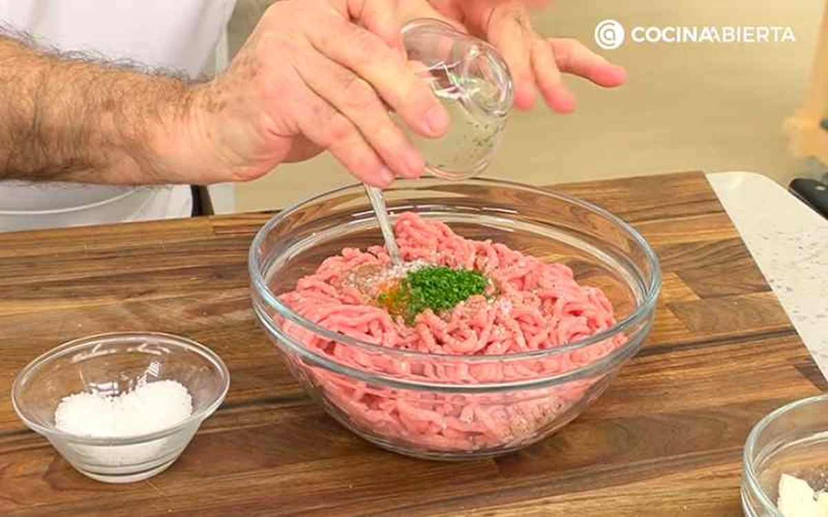 Mezcla los ingredientes para las albóndigas