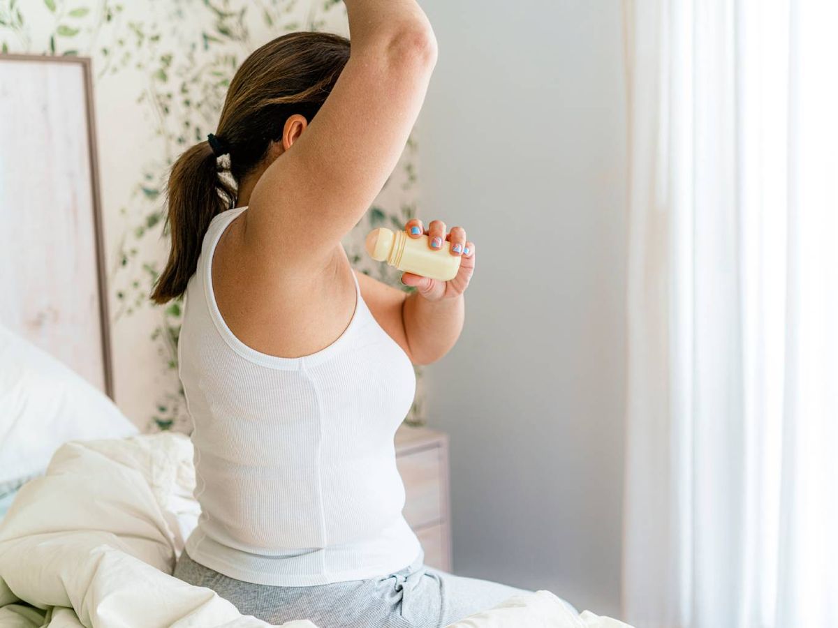 Aplicar desodorante sin dejarlo secar puede ser una de las causas más comunes de manchas en la ropa blanca.