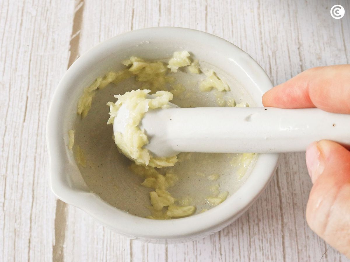 Machacar el ajo para dar sabor al atascaburras