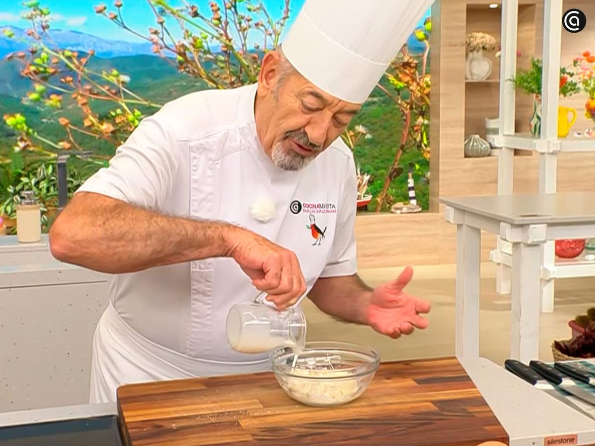 Corta el pan y deja que se empape con leche