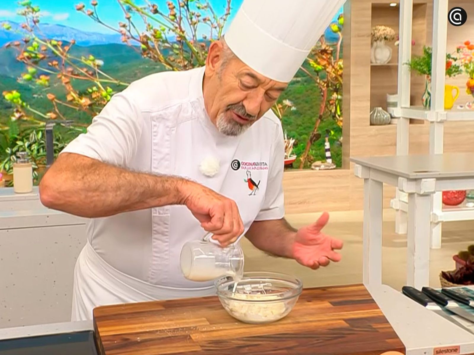 Corta el pan y deja que se empape con leche Corta el pan y deja que se empape con leche