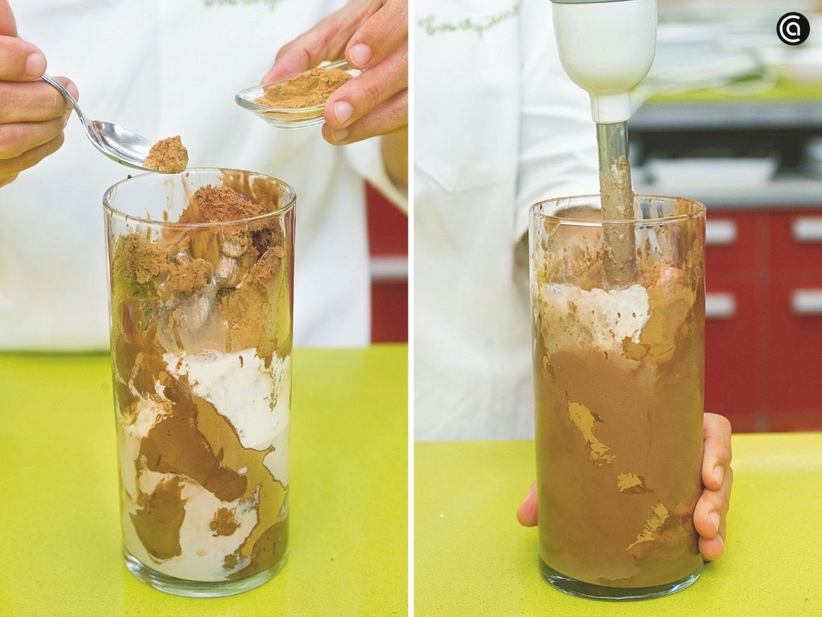 Añade la leche, la nata y la canela, tritura y reparte en vasos