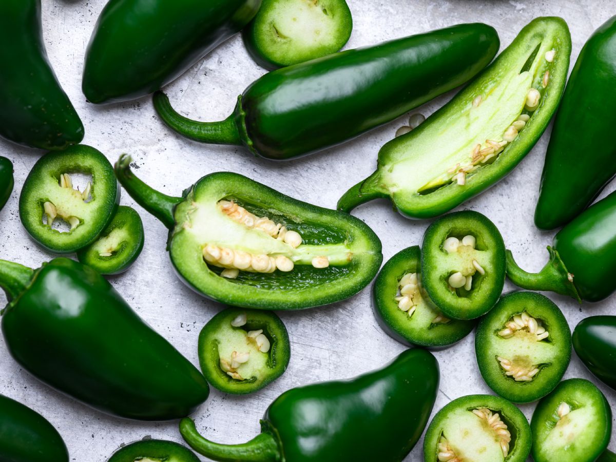 Verde, jugoso y de picor medio, el jalapeño es un clásico en nachos, tacos y salsas frescas, uno de los más versátiles de la cocina mexicana.