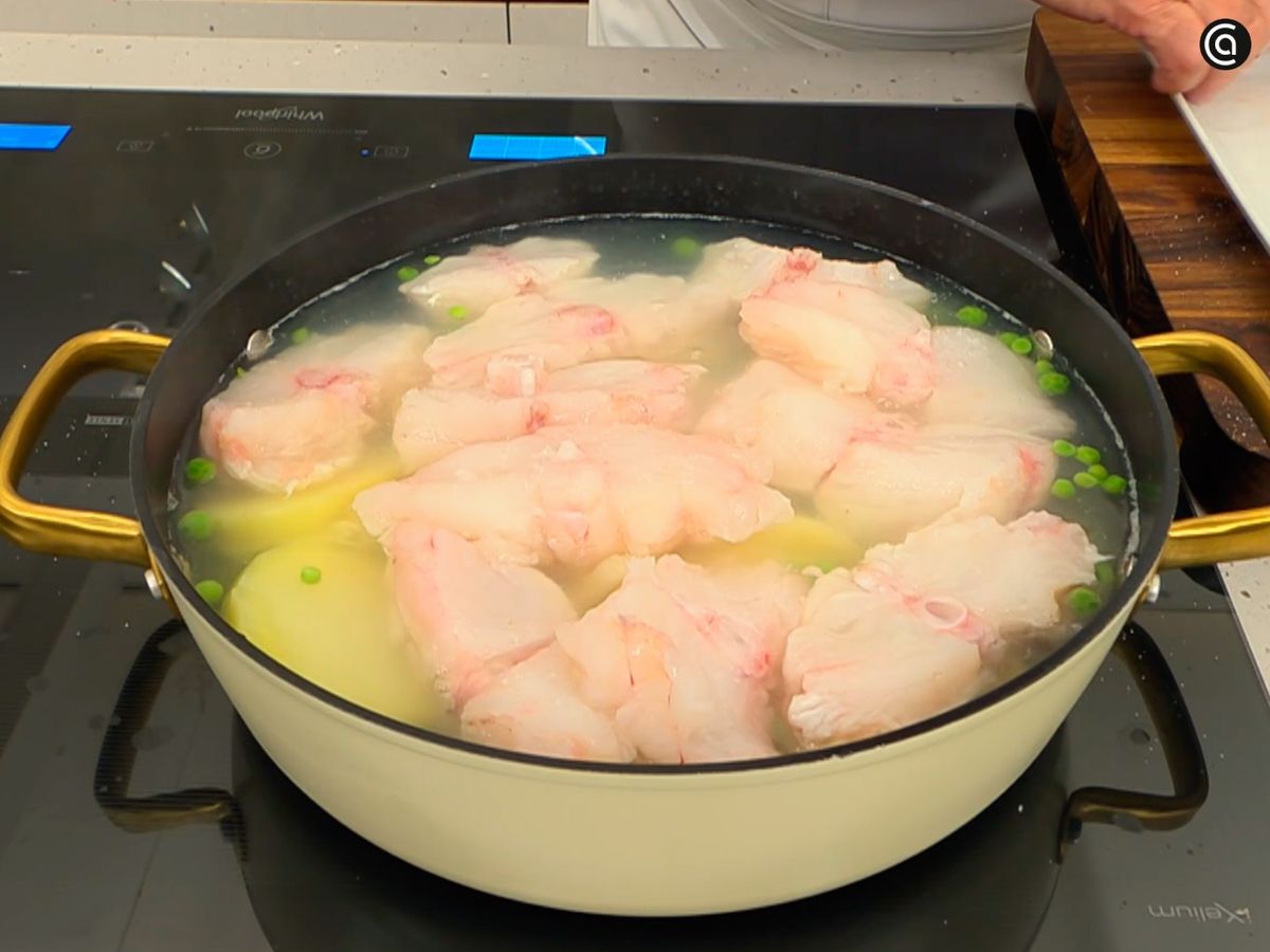 Corta el rape en rodajas y cocínalo con las patatas