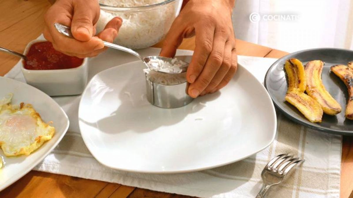 Pon una ración de arroz en cada plato