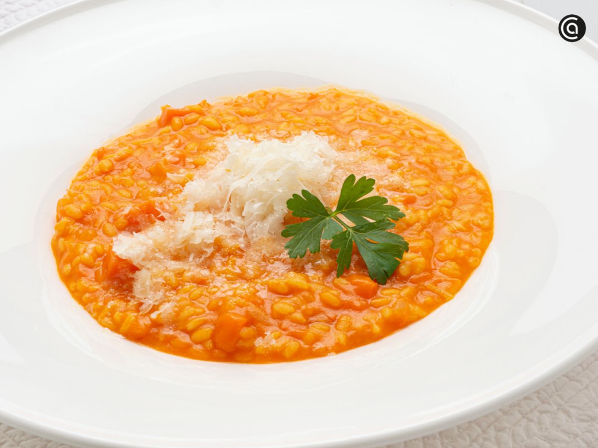 La calabaza, reina del otoño, aporta color y dulzor a un risotto cremoso y aromático.