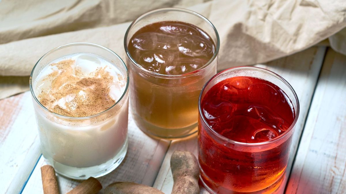 Aguas frescas mexicanas de horchata, tamarindo y Jamaica