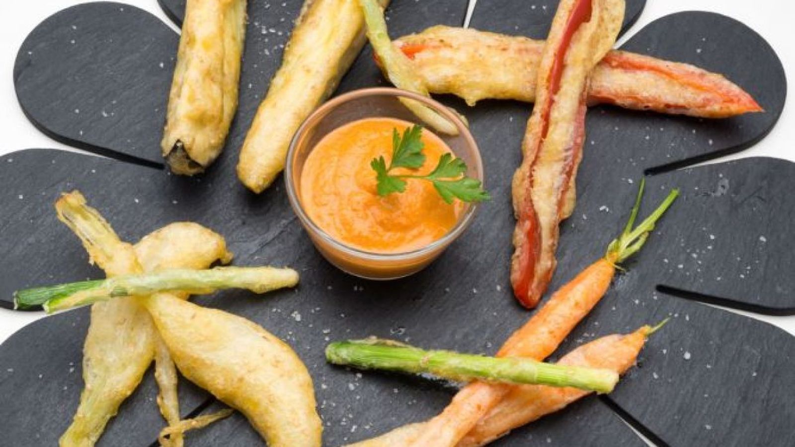 Hortalizas en tempura con salsa romesco