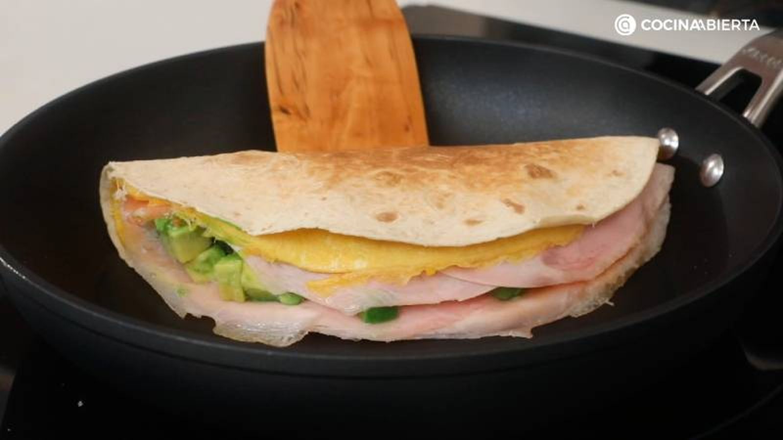 Dobla la quesadilla y dora por ambos lados en la sartén Dobla la quesadilla y dora por ambos lados en la sartén