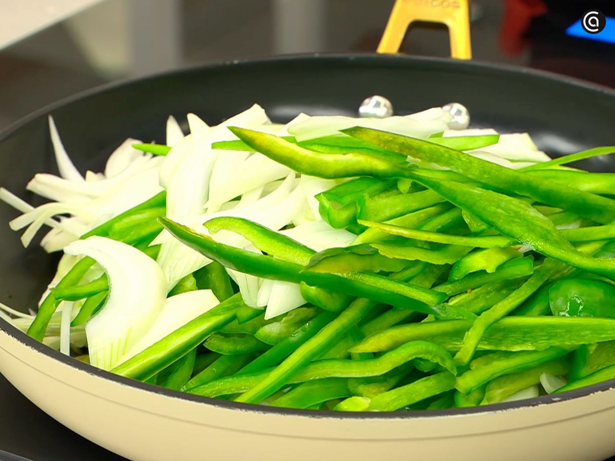 Sofríe pimientos y cebolleta, y añade los pimientos del piquillo para la fritada